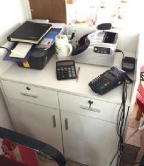 閑置辦公設備轉(zhuǎn)讓 品質(zhì)展示柜與全套辦公用品，助力創(chuàng)業(yè)商機
